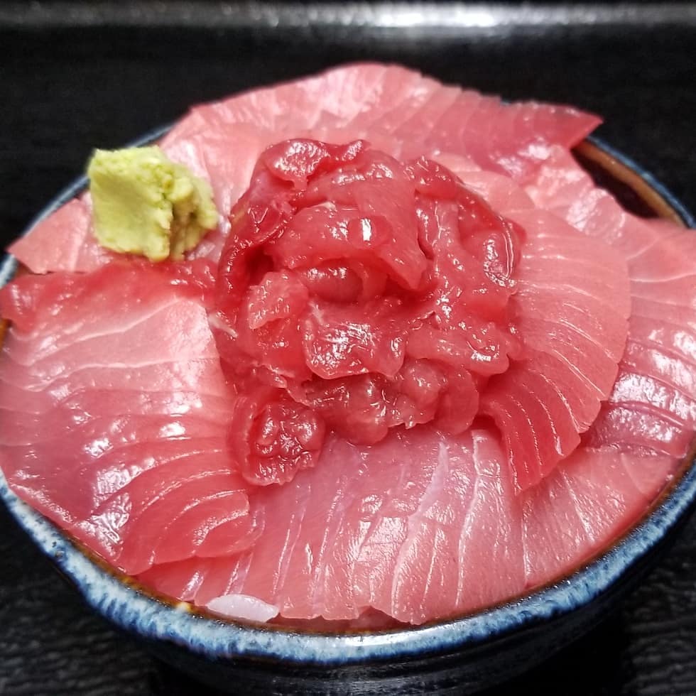 ☆今年最後の大ご奉仕☆
.
毎度、大好評の生本マグロ🐟
本日よりご提供してます！
.
ランチは丼で🍴
ディナーはお刺身で🤤💓.
.
大トロ中トロはもちろん
赤身の部分も脂身ノリノリ💃
.
今年最後の仕入れです！
この機会にぜひお召し上がり下さい🤗
.
.
#戸井産　#生本マグロ　#本まぐろ
#マグロ丼　#中トロ　#大トロ
#海鮮　#酒蔵　#二三一