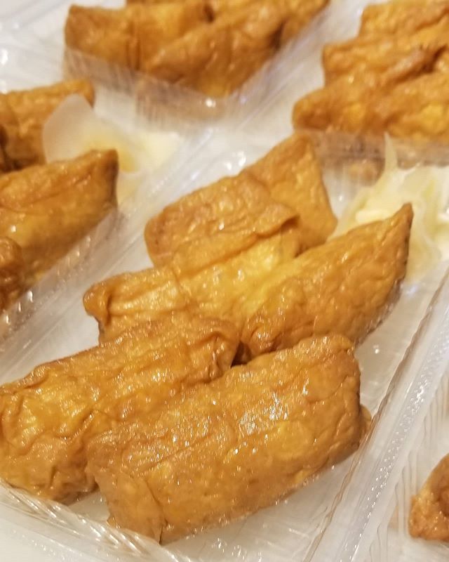 ＼本日のおすすめ／
.
今日はテイクアウト用に
いなり寿司をご用意しました😋.
.
急に暑くなって食欲がなくなってる方でも、ぱくぱくっと食べられるのではないでしょうか💁💓.
.
.
マスクで暑さも倍増ですよね😭😭.
そんな時は、涼しい店内で美味しいお酒とお料理で
快適に楽しく過ごしてみてはいかがでしょうか🤗💓.
.
.
ご来店お待ちしてます👧👧.
.
.
#いなり寿司　#お稲荷さん
#テイクアウト
#海鮮酒蔵二三一　#二三一
#アスティ45